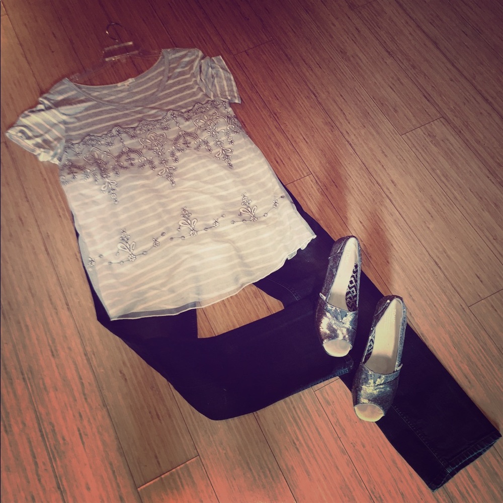 Maurice’s gray and white embroidered top